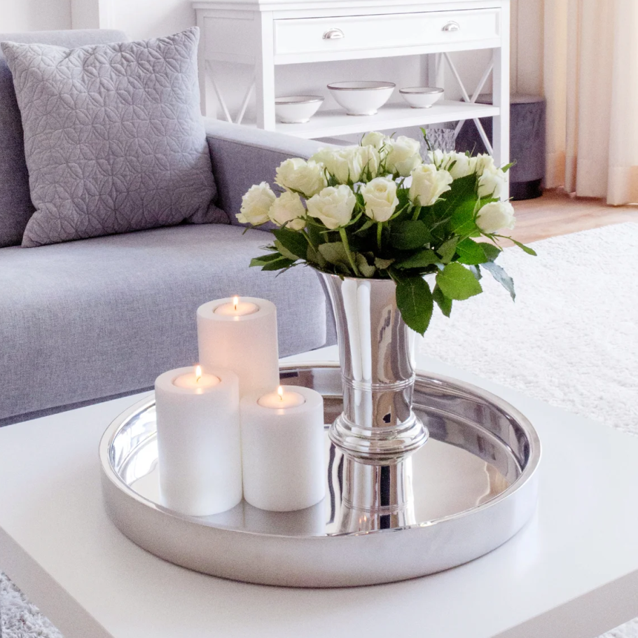 Champagnerflasche in eleganter silberner Kühlbox mit Gläsern und Korken.